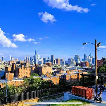 Quiet Apt Only 15 Mins Away From Midtown Manhattan